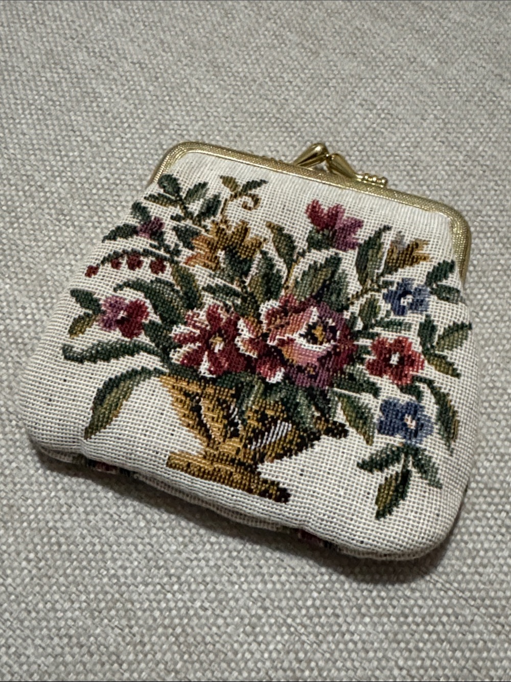 Mini Coin Purse-Tapestry Exterior-Gold Tone Kisslock Closure-Beige-EUC
